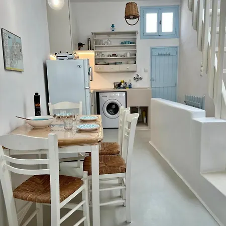 Semesterbostad Charming Maison With Terrace, Parikia Center