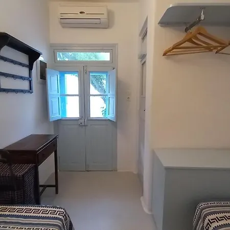 בית נופש Charming Maison With Terrace, Parikia Center *