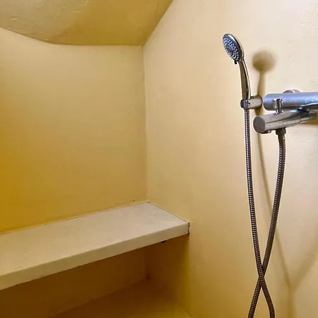 בית נופש Charming Maison With Terrace, Parikia Center פארוס