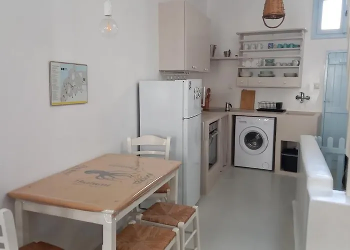 Vakantiehuis Charming Maison With Terrace, Parikia Center Páros