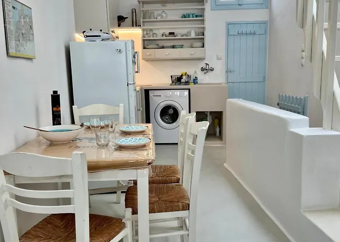 בית נופש Charming Maison With Terrace, Parikia Center