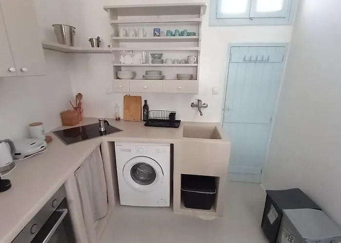 Charming Maison With Terrace, Parikia Center Vakantiehuis *