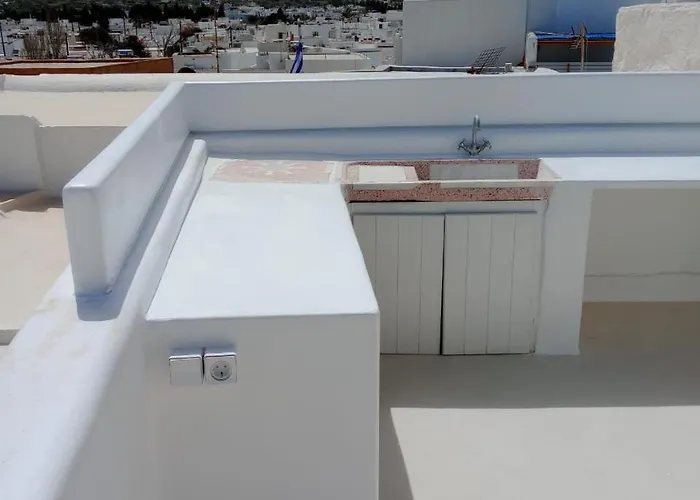 בית נופש Charming Maison With Terrace, Parikia Center *