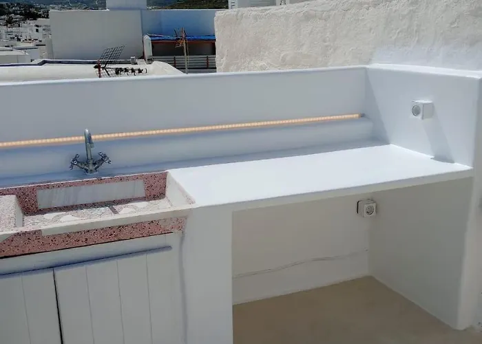 Vakantiehuis Charming Maison With Terrace, Parikia Center Páros