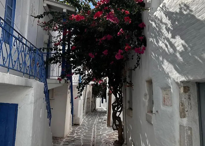 Charming Maison With Terrace, Parikia Center Vakantiehuis